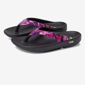 Women’s Oofos Size 6 NEW never worn Ohlala flip flops Neon Rose